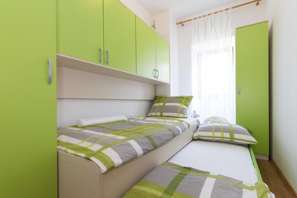 Holiday Home Mery By El-Pi Tours Malinska Exteriör bild